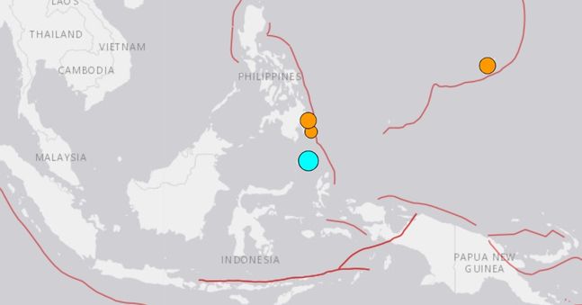 규모 6.0의 지진이 발생한 인니 술라웨시섬 북부 해역 위치(파란색 점).USGS 홈페이지 캡처