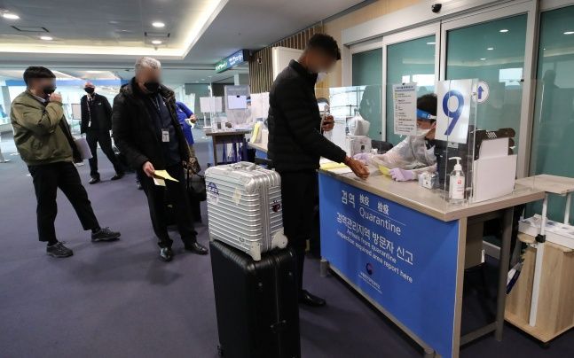 인천국제공항 제1터미널로 입국한 외국인들이 검역대를 통과하고 있다.(자료사진) ⓒ데일리안 류영주 기자