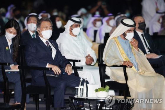 문재인 대통령이 지난 17일 아랍에미리트(UAE) 두바이 엑스포 전시센터에서 열린 아부다비 지속가능성주간 개막식 및 자이드상 시상식에 참석한 모습.ⓒ 연합뉴스