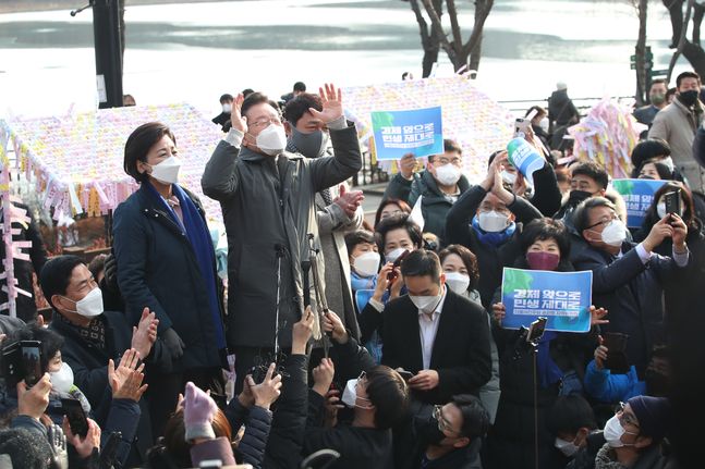 이재명 더불어민주당 대선 후보가 22일 오후 서울 송파구 석촌호수 수변무대에서 열린 '걸어서 민심 속으로'에서 시민들에게 연설을 하고 있다. ⓒ데일리안 류영주 기자