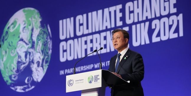 문재인 대통령이 2021년 11월 1일(현지시각)영국 글래스고 스코틀랜드 이벤트 캠퍼스(SEC)에서 열린 제26차 유엔 기후변화협약 당사국총회(COP26)에서 기조연설을 하고 있다.ⓒ연합뉴스