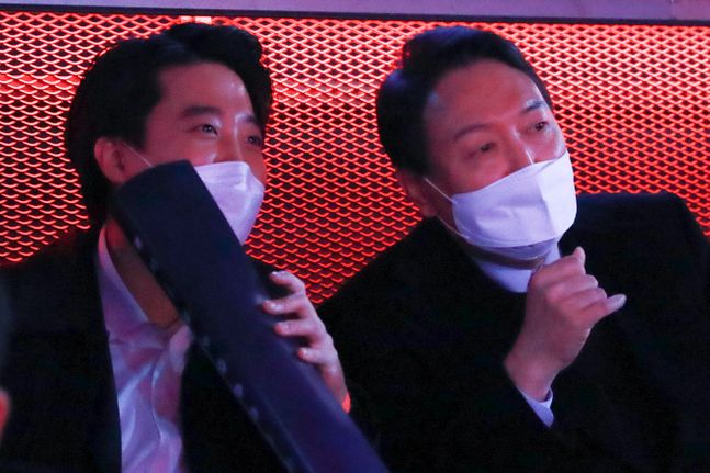 윤석열 국민의힘 대선후보(오른쪽)와 이준석 대표가 12일 밤 서울 종로구 그랑서울에서 열린 2022 LCK 스프링 개막전을 관람하며 대화를 나누고 있다. ⓒ국회사진취재단
