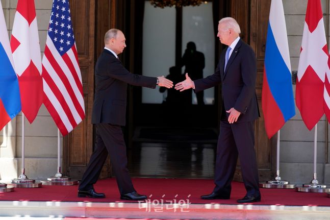조 바이든 미국 대통령(오른쪽)과 블라디미르 푸틴 러시아 대통령 ⓒAP/뉴시스