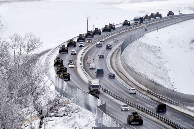 러시아 장갑차 행렬이 지난 18일(현지시각) 우크라이나 영역 크림반도의 한 고속도로를 따라 이동하고 있다. ⓒAP/뉴시스