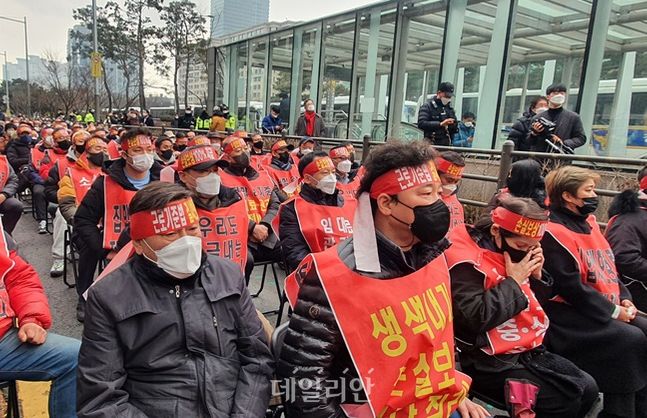 코로나피해자영업총연합(코자총)은 25일 서울 여의도 국회 인근에서 '분노의 299인 릴레이 삭발식'을 진행했다. ⓒ데일리안