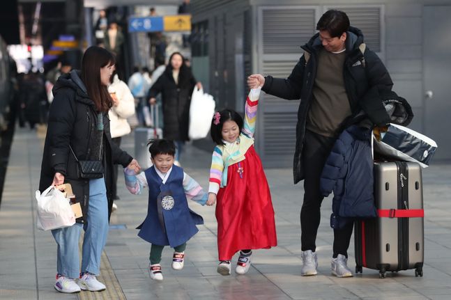 2020년 서울역에서 설 연휴를 하루 앞두고 한복을 입은 남매가 가족과 함께 귀성길에 오르고 있다. ⓒ데일리안 류영주 기자