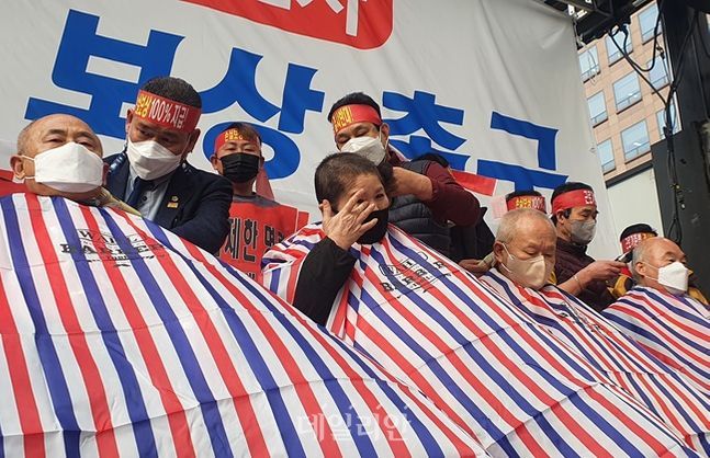 코로나피해자영업총연합(코자총)이 25일 서울 여의도 국회 인근에서 '분노의 299인 릴레이 삭발식'을 진행했다. ⓒ데일리안