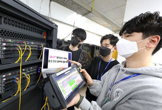 LG유플러스 직원이 양자내성암호 서비스를 테스트하는 모습.ⓒLGU+
