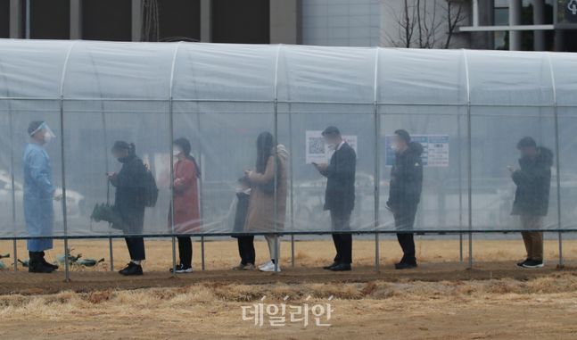 서울 용산역 광장에 마련된 임시 선별검사소에 시민들이 검사를 받기 위해 줄을 서고 있다. ⓒ데일리안 류영주 기자