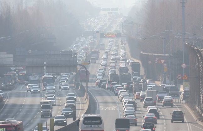 설 연휴를 하루 앞둔 28일 오전 서울 서초구 경부고속도로 하행선(오른쪽)에 차량 통행이 늘고 있다.ⓒ연합뉴스