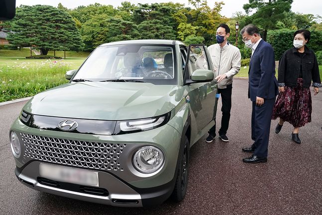 문재인 대통령과 김정숙 여사가 2021년 10월 6일 오후 청와대에서 광주형 일자리 사업으로 출시된 현대차의 첫 경형SUV(스포츠유틸리티차) '캐스퍼'를 인도받고 있다. ⓒ청와대