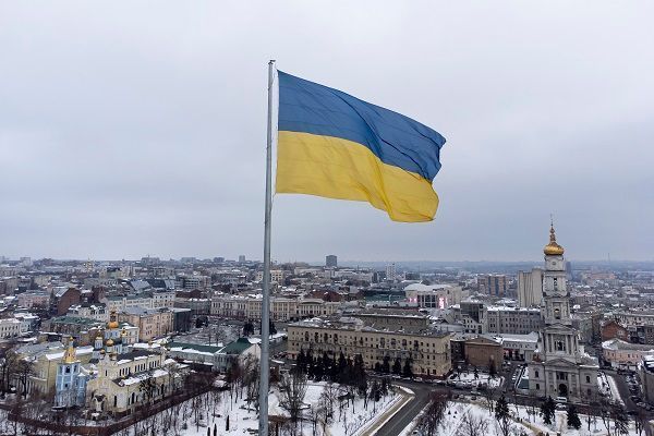 4일(현지시간) 우크라이나 제2의 도시인 하르키프 중심가에 우크라이나 국기가 펄럭이고 있다. ⓒAP/뉴시스