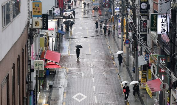 대구 중구 동성로에서 우산을 쓴 시민들이 길을 걷고 있다.ⓒ뉴시스