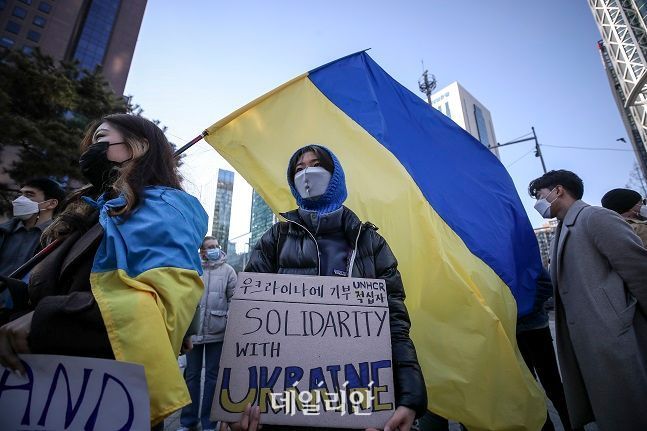 재한러시아, 우크라이나인 등 관계자들이 2월 27일 오후 서울 종로구 보신각 앞에서 열린 러시아의 우크라이나 침공 규탄 및 전쟁 반대 시위에서 피켓을 들고 있다. ⓒ뉴시스