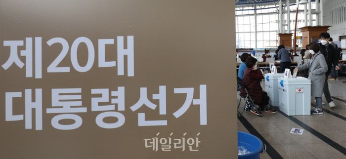 제 20대 대통령선거 사전투표가 시작된 지난 4일 오전 서울 용산구 서울역에 마련된 남영동사전투표소에서 시민들이 투표를 하고 있다. ⓒ데일리안 류영주 기자