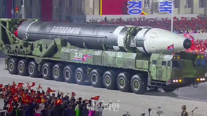 재작년 북한 노동당 창건 75주년 기념 열병식에 등장한 신형 대륙간탄도미사일(ICBM)의 모습 ⓒ조선중앙TV