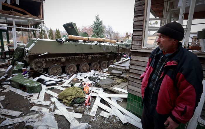 지난 1일(현지시간) 우크라이나 수도 키이우 외곽 부차에서 한 주민이 파괴된 러시아 군용 차량의 잔해를 바라보고 있다.ⓒAP/연합뉴스