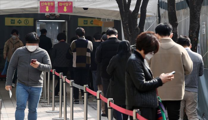 16일 오전 서울 중구 서울광장에 설치된 코로나19 임시선별진료소에서 시민들이 검사를 받기 위해 기다리고 있다. ⓒ데일리안 홍금표 기자