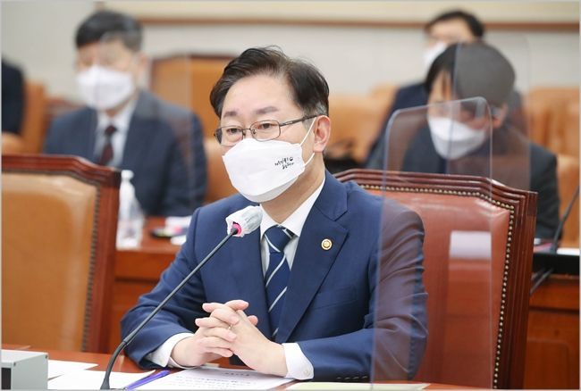 박범계 법무부장관이 지난달 25일 서울 여의도 국회에서 열린 법제사법위원회 전체회의에서 의원들의 질의에 답변하고 있다. ⓒ데일리안 홍금표 기자