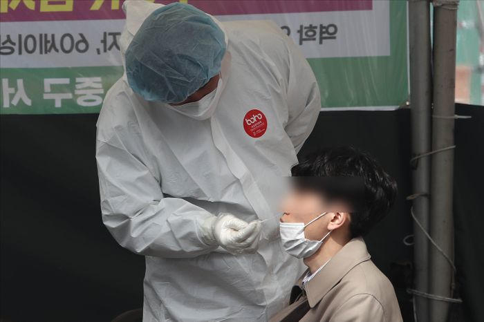 17일 오전 서울역 광장에 설치된 코로나19 임시선별검사소에서 시민들이 검사를 받고 있다. ⓒ데일리안 홍금표 기자