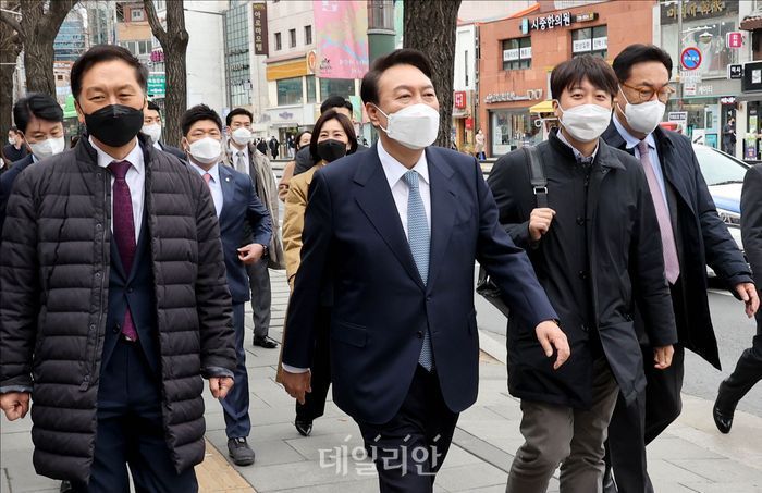 윤석열 대통령 당선인이 18일 오전 서울 종로구 통의동 집무실을 나와 국민의힘 이준석 대표, 김기현 원내대표, 정진석 국회 부의장과 함께 점심식사를 하기 위해 식당으로 이동하고 있다. ⓒ국회사진취재단