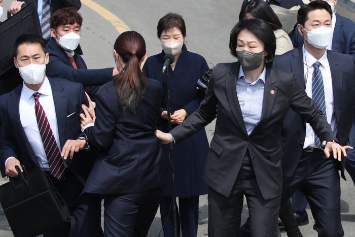 24일 오후 대구 달성군 사저에 도착한 박근혜 전 대통령에게 소주병이 투척되자 경호원들이 에워싸고 있다. ⓒ데일리안 류영주 기자