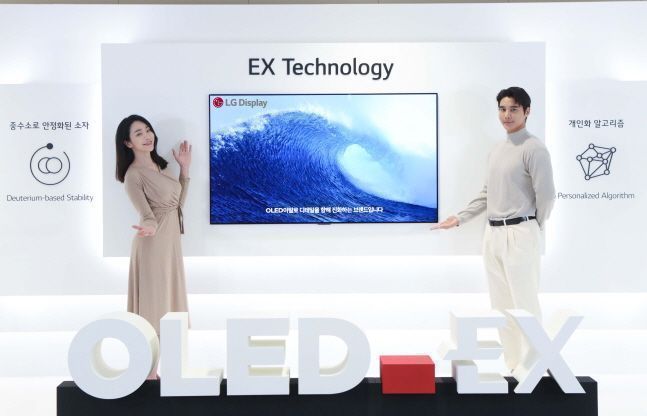 LG디스플레이 모델들이 지난해 12월 29일 서울 강서구 마곡 LG사이언스파크에서 개최된 ‘OLED.EX’ 미디어데이 행사에서 차세대 유기발광다이오드(OLED) TV 패널 ‘OLED.EX’를 소개하고 있다.ⓒLG디스플레이