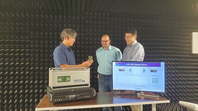 삼성전자의 삼성리서치 아메리카(SRA) 실험실에서 삼성전자 연구원들이 140GHz 통신 시스템을 시연하고 있다.ⓒ삼성전자