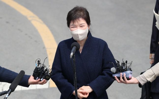 박근혜 전 대통령이 24일 오후 대구 달성군에 위치한 사저 앞에서 인사말을 하고 있다. ⓒ데일리안 류영주 기자