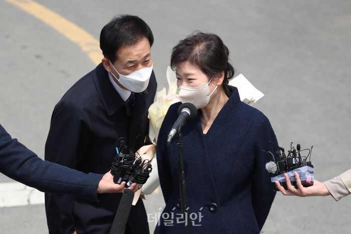 박근혜 전 대통령이 지난 달 24일 오후 대구 달성군에 위치한 사저 앞에서 유영하 변호사와 대화를 나누고 있다. ⓒ데일리안 류영주 기자