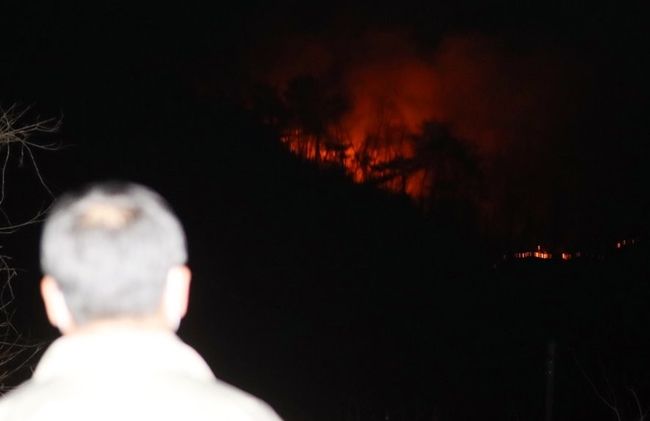 ⓒ5일 오후 경북 봉화군 봉하읍 야산에서 불이 난 가운데 한 시민이 불길을 바라보고 있다 ⓒ연합뉴스