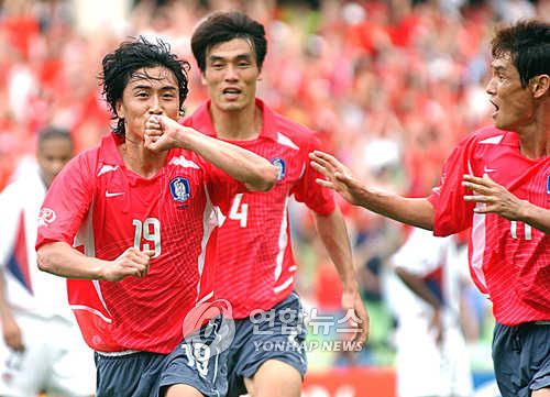 안정환이 2002년 한일월드컵 미국과 조별리그서 골을 기록한 뒤 반지 세리머니를 펼치고 있다. ⓒ 연합뉴스