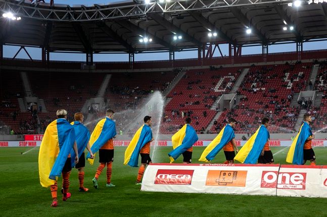 샤흐타르 도네츠크가 지난 9일 그리스 카라이스카키스 스타디움에서 올림피아코스와의 평화를 염원하는 친선경기를 앞두고 우크라이나 국기를 두르고 입장하고 있다. ⓒ AP=뉴시스 