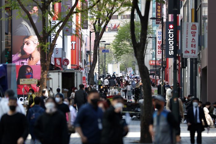 정부가 사회적 거리두기 조정안을 발표한 15일 오후 서울 중구 명동거리가 시민들로 북적이고 있다.ⓒ뉴시스
