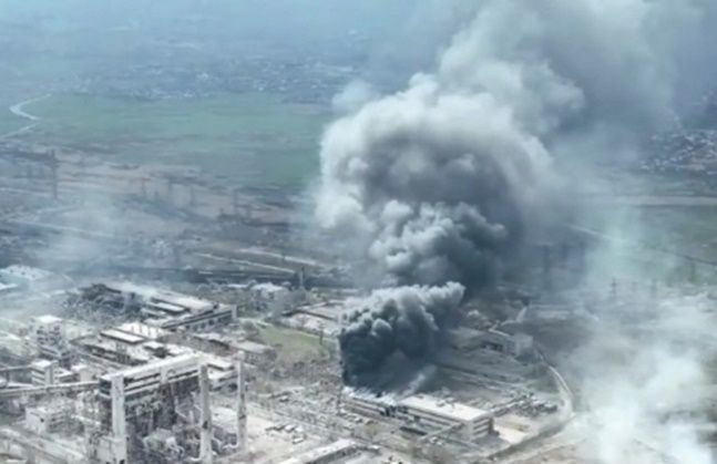 우크라이나 항구도시 마리우폴 쪽 아조우스탈 제철소에서 폭발로 인한 연기가 치솟고 있다. ⓒ로이터/연합뉴스
