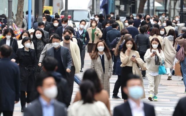 4월 14일 서울 명동거리에서 시민들이 마스크를 쓴 채 걸어가고 있다. ⓒ연합뉴스