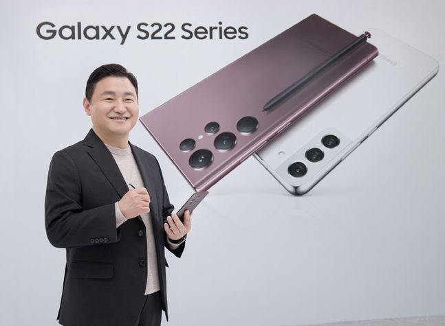 노태문 삼성전자 모바일익스피리언스(MX·)사업부장 사장이 지난 2월 10일 온라인으로 진행된 ‘삼성 갤럭시 언팩 2022’ 행사에서 신규 스마트폰 ‘갤럭시S22’ 시리즈를 소개하고 있다.ⓒ삼성전자