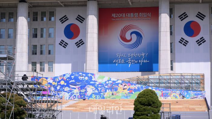 제20대 대통령취임식을 6일 앞둔 4일 서울 여의도 국회 에서 취임식 준비가 진행되고 있다. 무대단상에 대형 걸게그림이 걸려있다. (공동취재사진) ⓒ데일리안 박항구 기자