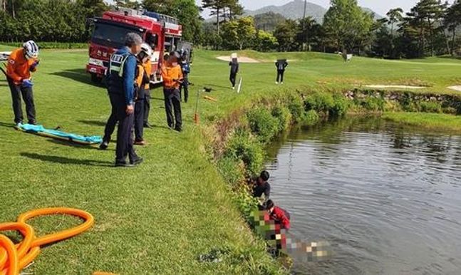 4월 27일 전남 순천시 한 골프장 연못에 빠진 50대 여성을 소방당국이 구조하고 있다. ⓒ연합뉴스