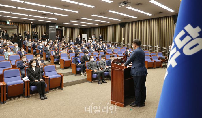 더불어민주당이 지난달 30일 국회본청에서 의원총회를 갖고 있다. ⓒ데일리안 박항구 기자
