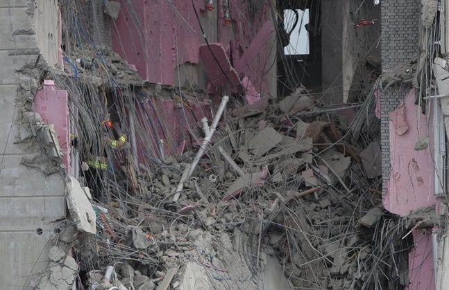 지난 11일, 현대산업개발이 시공하는 화정아이파크 신축 현장에서 지상 39층짜리 건물 내부 구조물과 외벽 일부가 붕괴해 공사 작업자 6명이 실종됐다.ⓒ연합뉴스