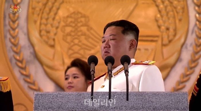 김정은 북한 국무위원장이 지난달 25일 조선인민혁명군 창건 90주년을 맞아 진행된 열병식에서 잠시 눈을 감고 생각에 잠겨있다. ⓒ조선중앙TV