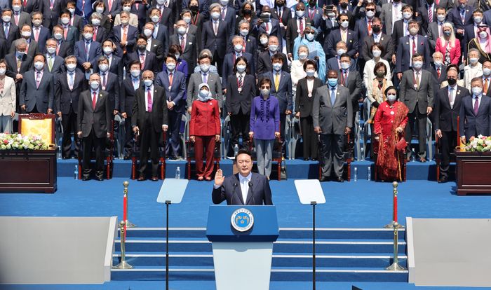 윤석열 대통령이 지난 10일 국회에서 열린 제20대 대통령 취임식에서 선서를 하고 있다. ⓒ국회사진취재단