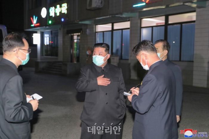 김정은 북한 국무위원장이 평양시의 약국을 찾은 모습(자료사진) ⓒ조선중앙통신