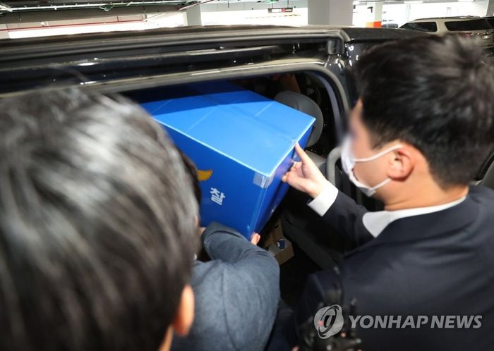 경찰이 17일 오후 경기도 성남시 분당구에 위치한 프로축구 구단 성남FC 사무실을 압수 수색한 후 압수품을 옮기고 있다. ⓒ연합뉴스