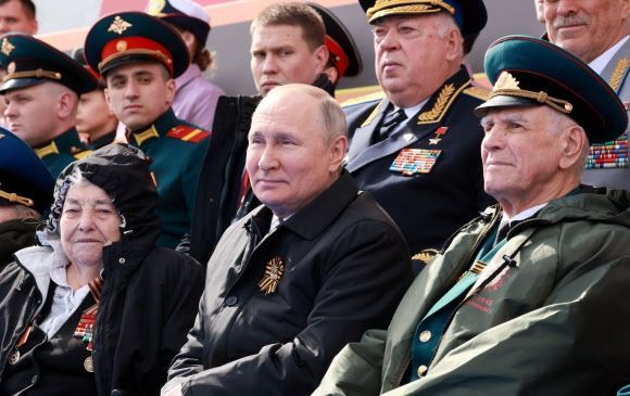 블라디미르 푸틴 러시아 대통령(가운데)이 지난 9일(현지시간) 모스크바 붉은광장에서 열린 제2차 세계대전 종전기념일 군사 퍼레이드를 참관하고 있다.ⓒ모스크바 AP=연합뉴스
