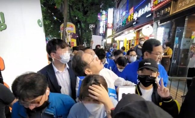 인천 계양을 국회의원 보궐선거에 출마한 더불어민주당 이재명 후보가 20일 오후 인천 계양구 계산동에서 거리유세를 하던 도중 60대 남성이 던진 철제그릇에 머리를 맞았다. ⓒ이재명TV