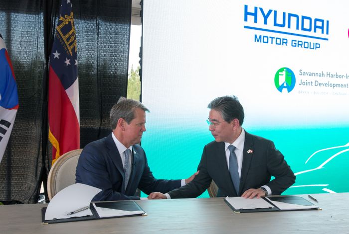 조지아주 브라이언 켐프(Brian Kemp) 주지사(왼쪽)과 현대자동차 장재훈 사장(오른쪽)이 투자협약에 서명후 악수하는 모습.ⓒ현대차그룹