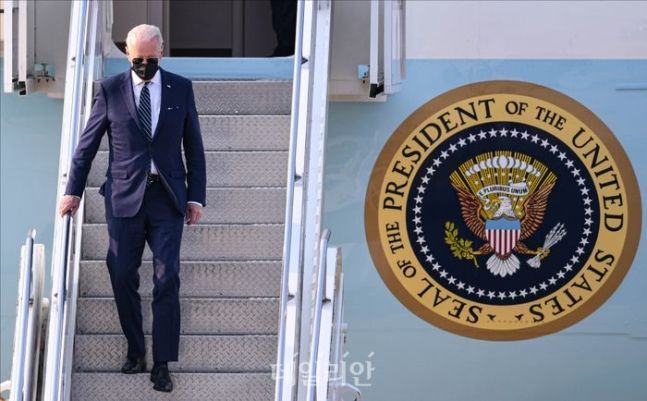 조 바이든 미국 대통령이 20일 경기도 오산 미 공군기지에 도착해 전용기인 에어포스원에서 내리고 있다. ⓒ사진공동취재단