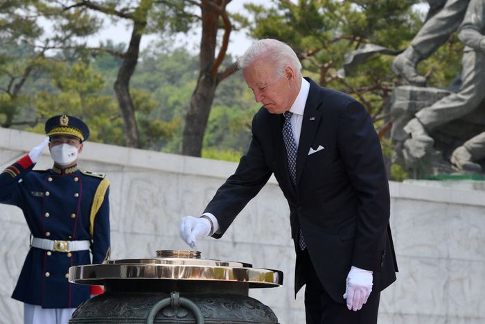 방한 중인 조 바이든 미국 대통령이 21일 서울 동작구 국립서울현충원을 찾아 참배를 하고 있다. ⓒ사진공동취재단=뉴시스
